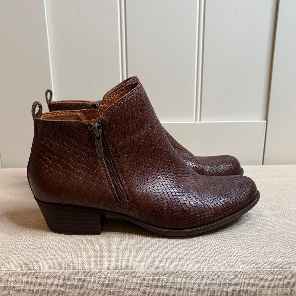 Lucky Brand Basel Ankle Booties Brown Snakeskin Textured side zip size 8.5m